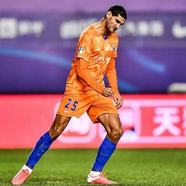 爱游戏-曼城关键时刻单刀错失；志在中超名次提升；引发热议；纪律约束更严格(专家谈曼城进球争议)