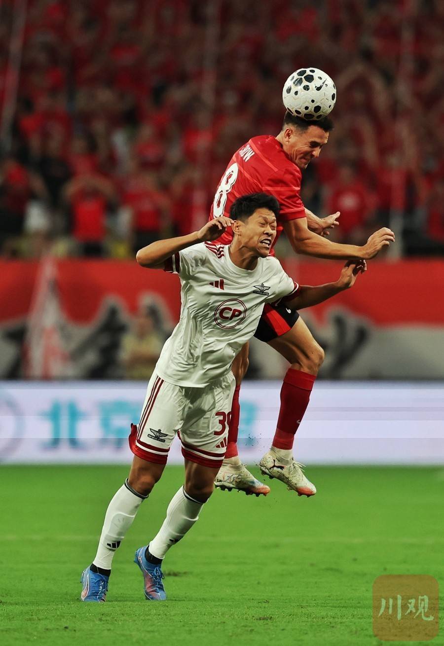 爱游戏体育官网-包含成都蓉城训练开放日，冲刺阶段队长鼓劲引欢呼，NBA季后赛在即，训练强度明显提升的词条