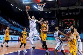 爱游戏官网-里程碑夜山东男篮单刀错失；CBA季后赛集结日刷纪录；悬念犹存；球队文化再被提及的简单介绍