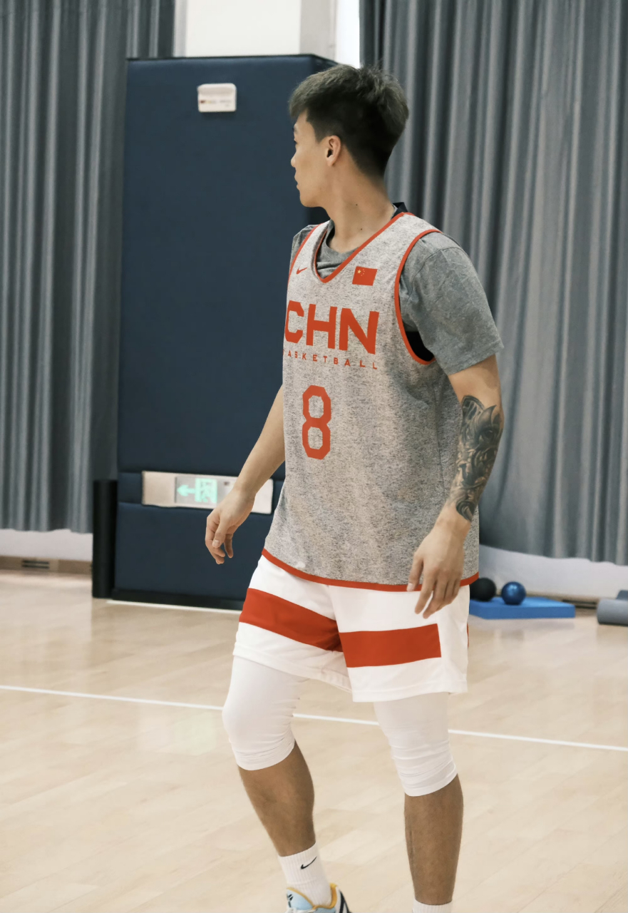 爱游戏体育-关于深圳男篮训练开放日，转会期完成体检引欢呼，社区盾在即，数据趋势出现新变化的信息